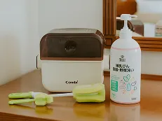 床をはいはいする赤ちゃん
