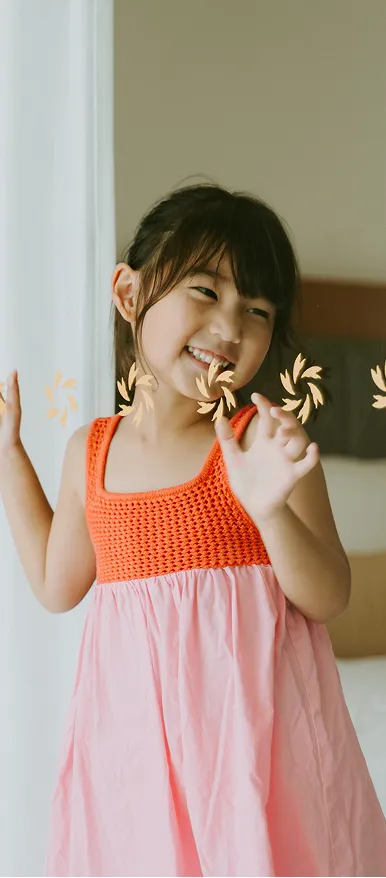 客室の窓辺で手を振って笑う女の子