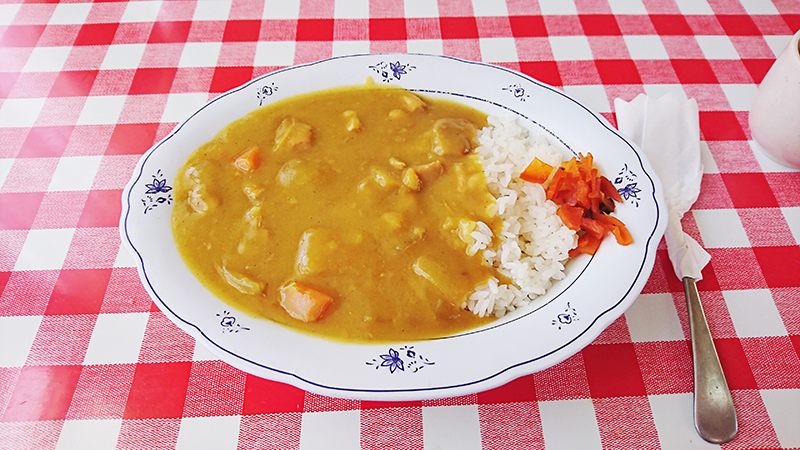 ご当地グルメ　黄色いカレーは沖縄の味！