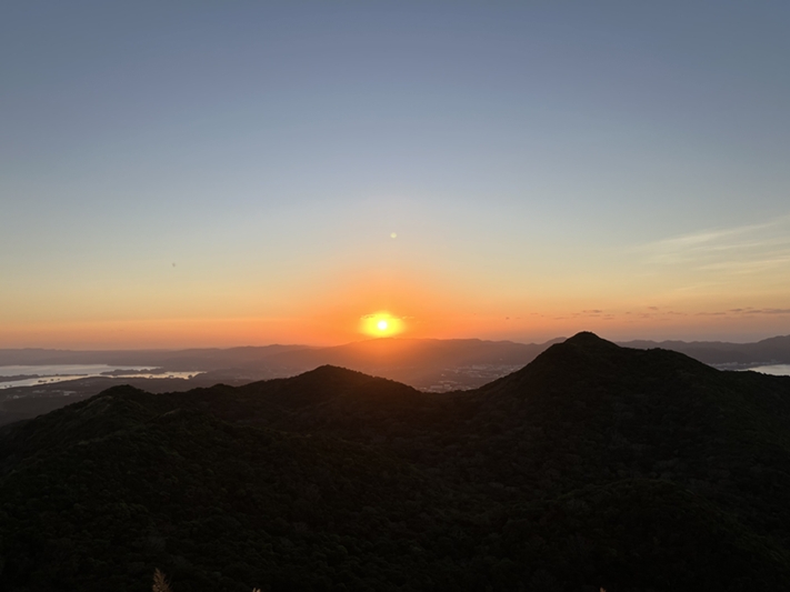 【初日の出2026】山頂で望む絶景朝焼け